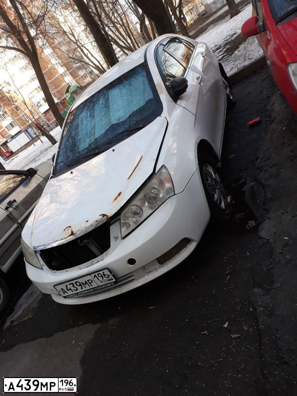 Фото автомобиля GEELY Y EMGRAND, 2013 — госномер А439МР196. Цвет: Белый