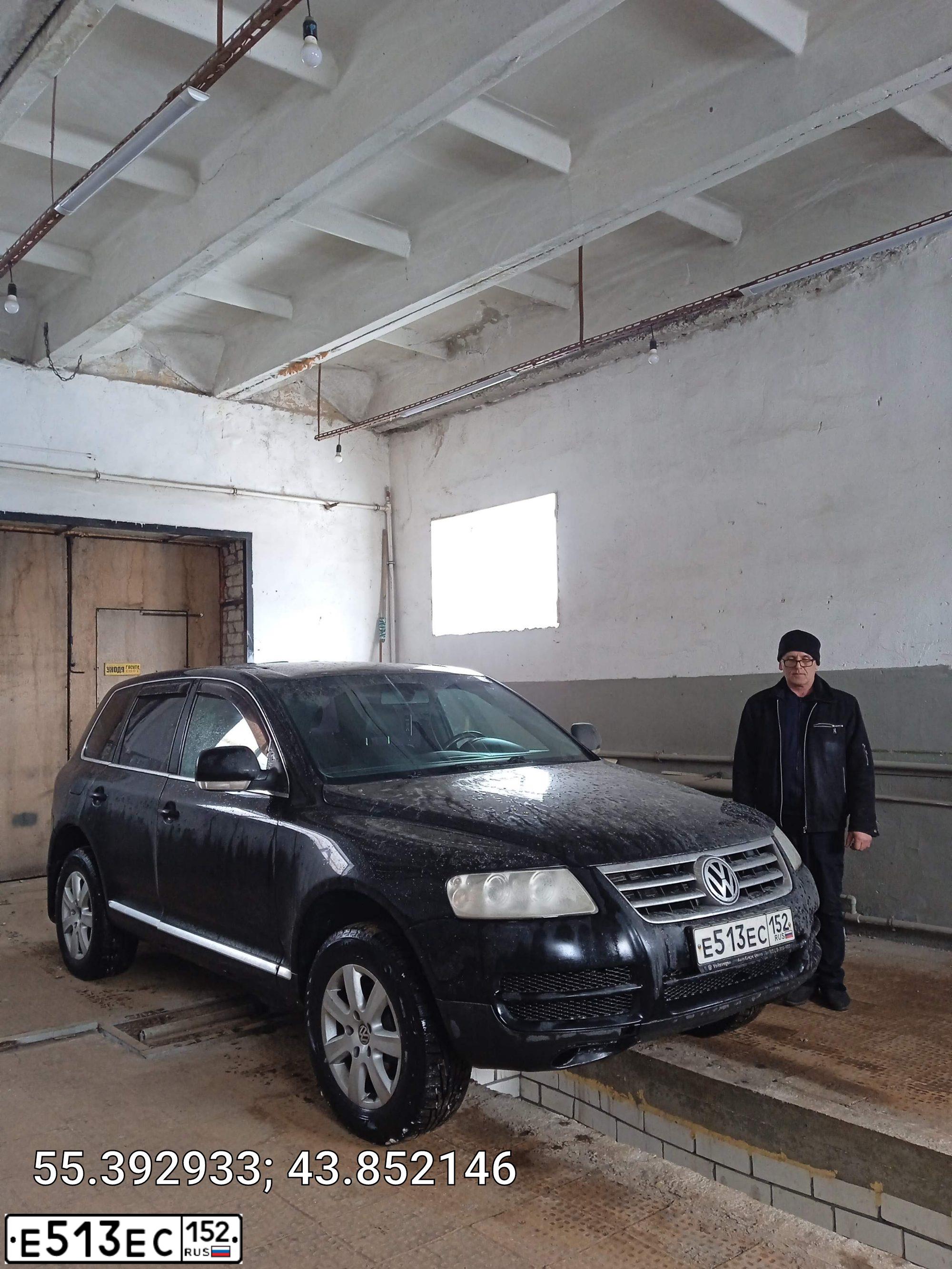 Фото автомобиля VOLKSWAGEN TOUAREG, 2004 — госномер Е513ЕС152. Цвет: ЧЕРНЫЙ