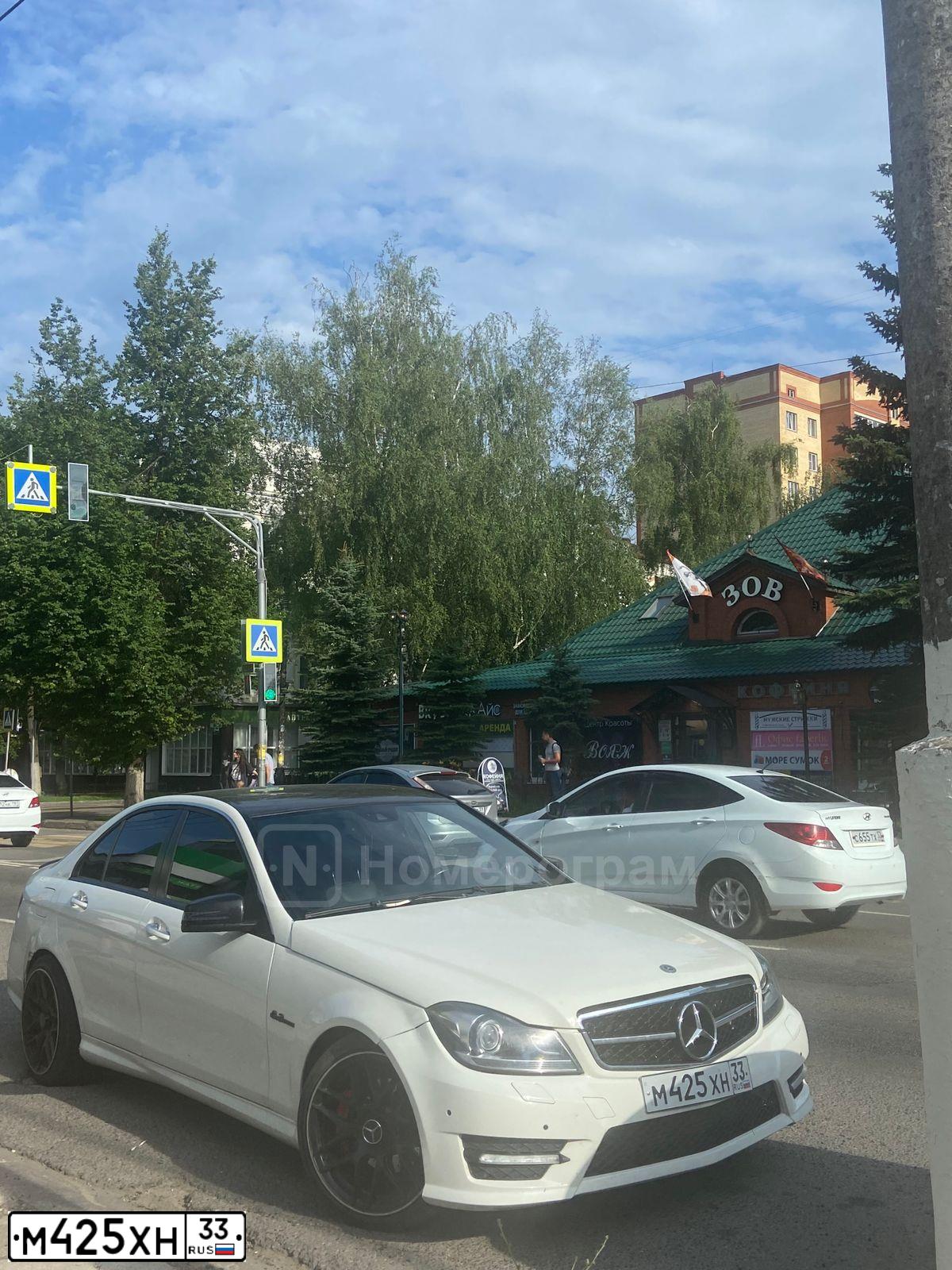 Фото автомобиля MERCEDES C-KLASSE, 2012 — госномер М425ХН33. Цвет: Белый
