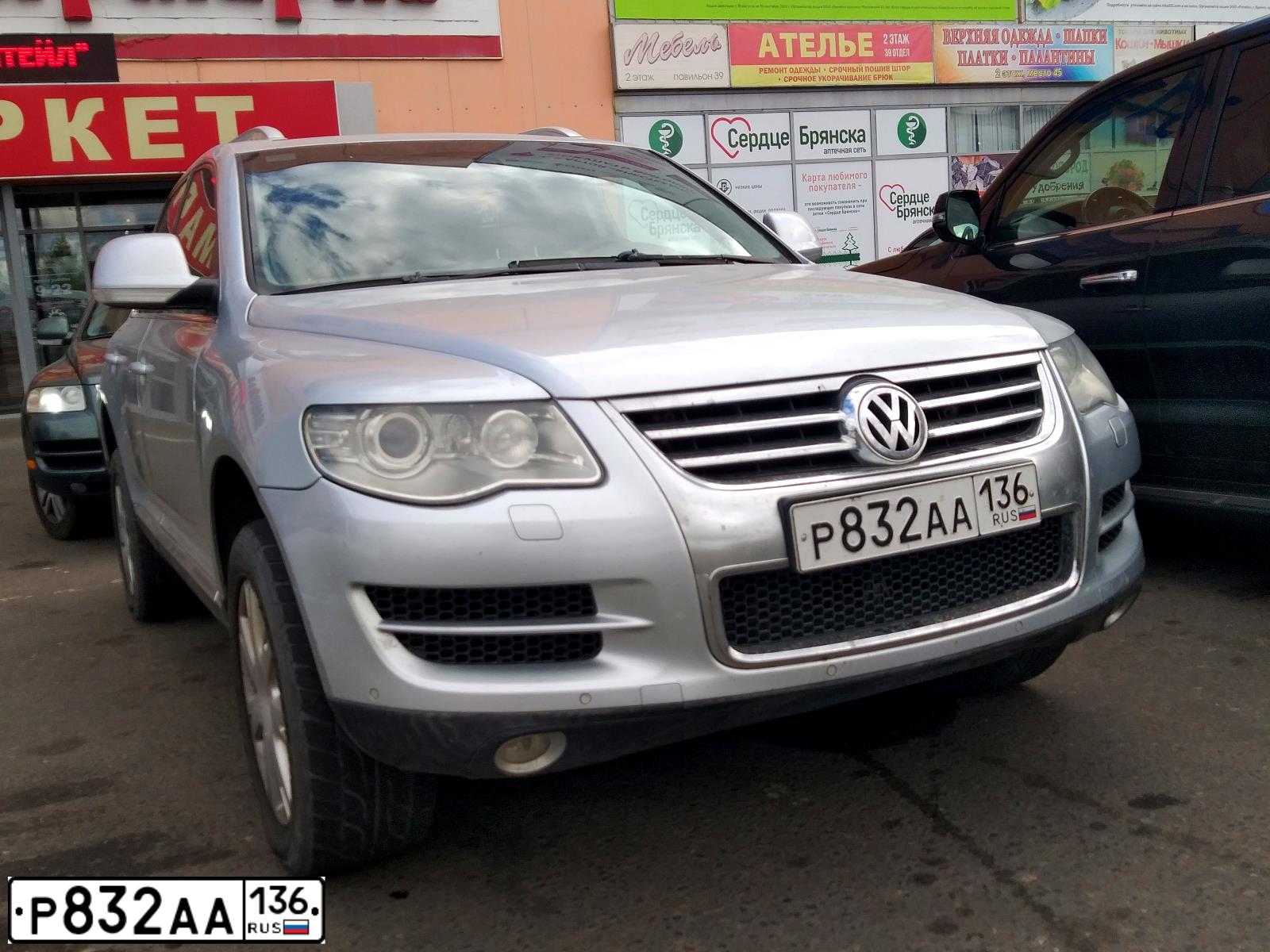 Фото автомобиля VOLKSWAGEN TOUAREG, 2007 — госномер Р832АА136. Цвет: Серебристый