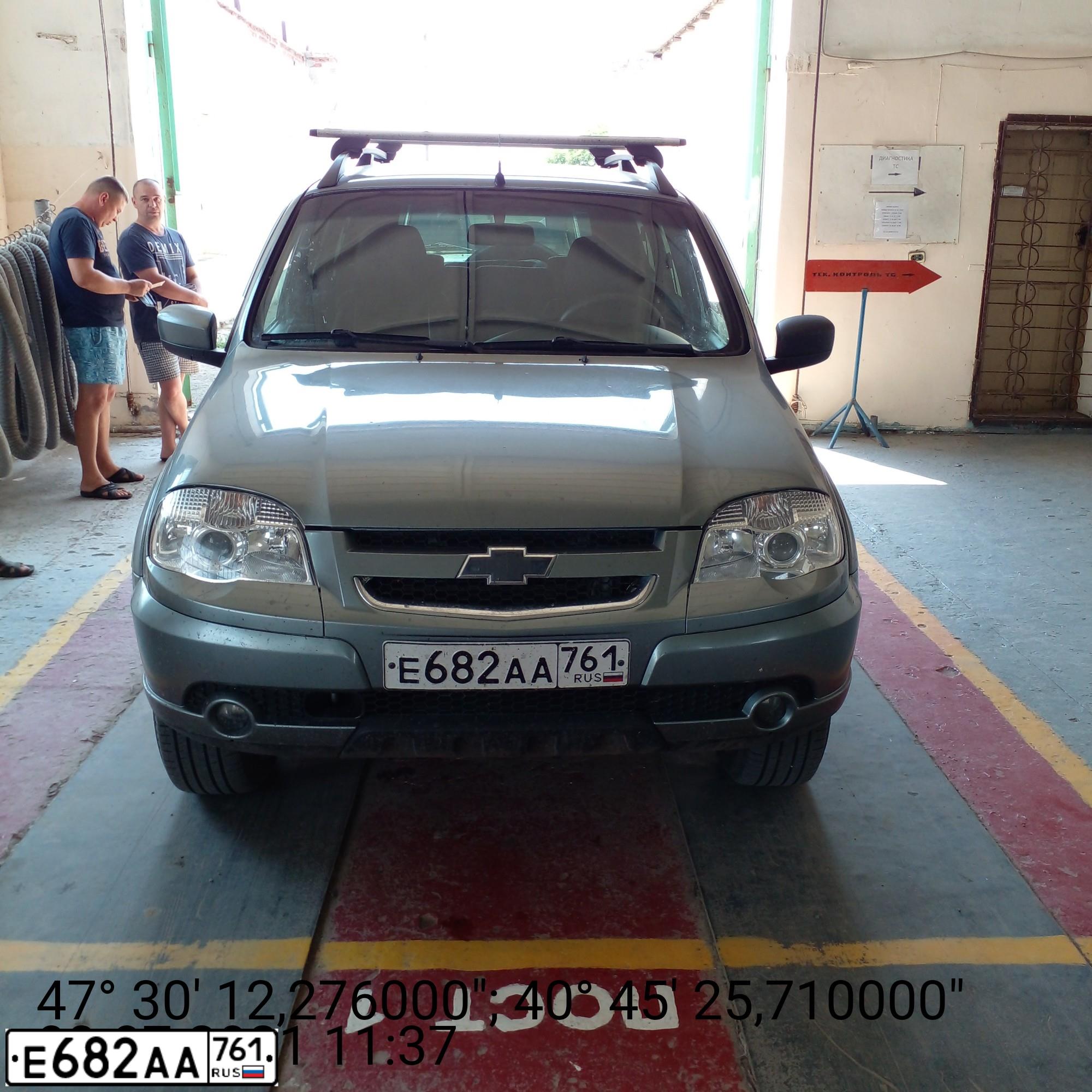 Фото автомобиля CHEVROLET NIVA, 2015 — госномер Е682АА761. Цвет: СЕРЫЙ ТЕМНЫЙ