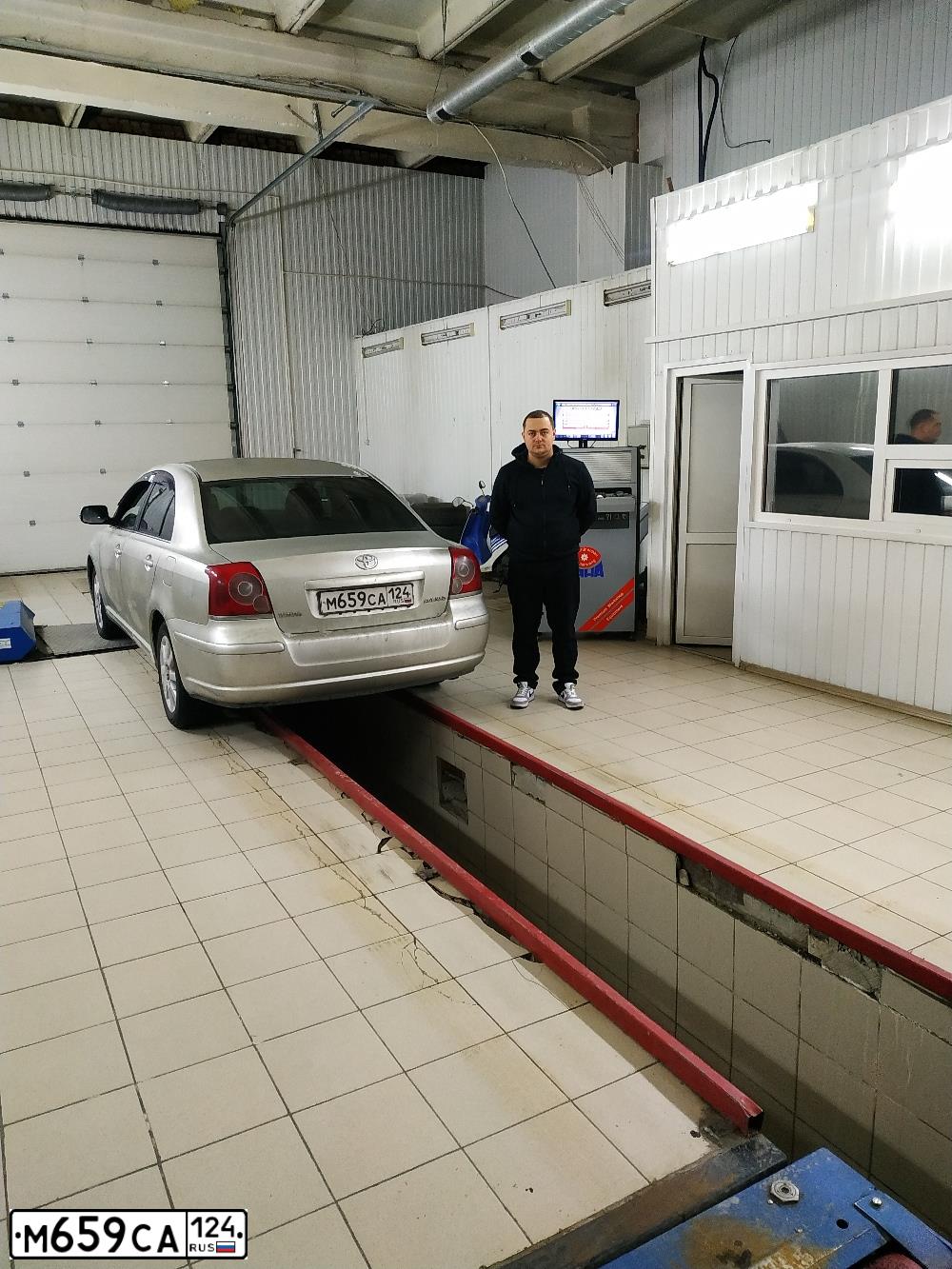 Фото автомобиля TOYOTA AVENSIS, 2007 — госномер М659СА124. Цвет: СЕРЕБРИСТЫЙ