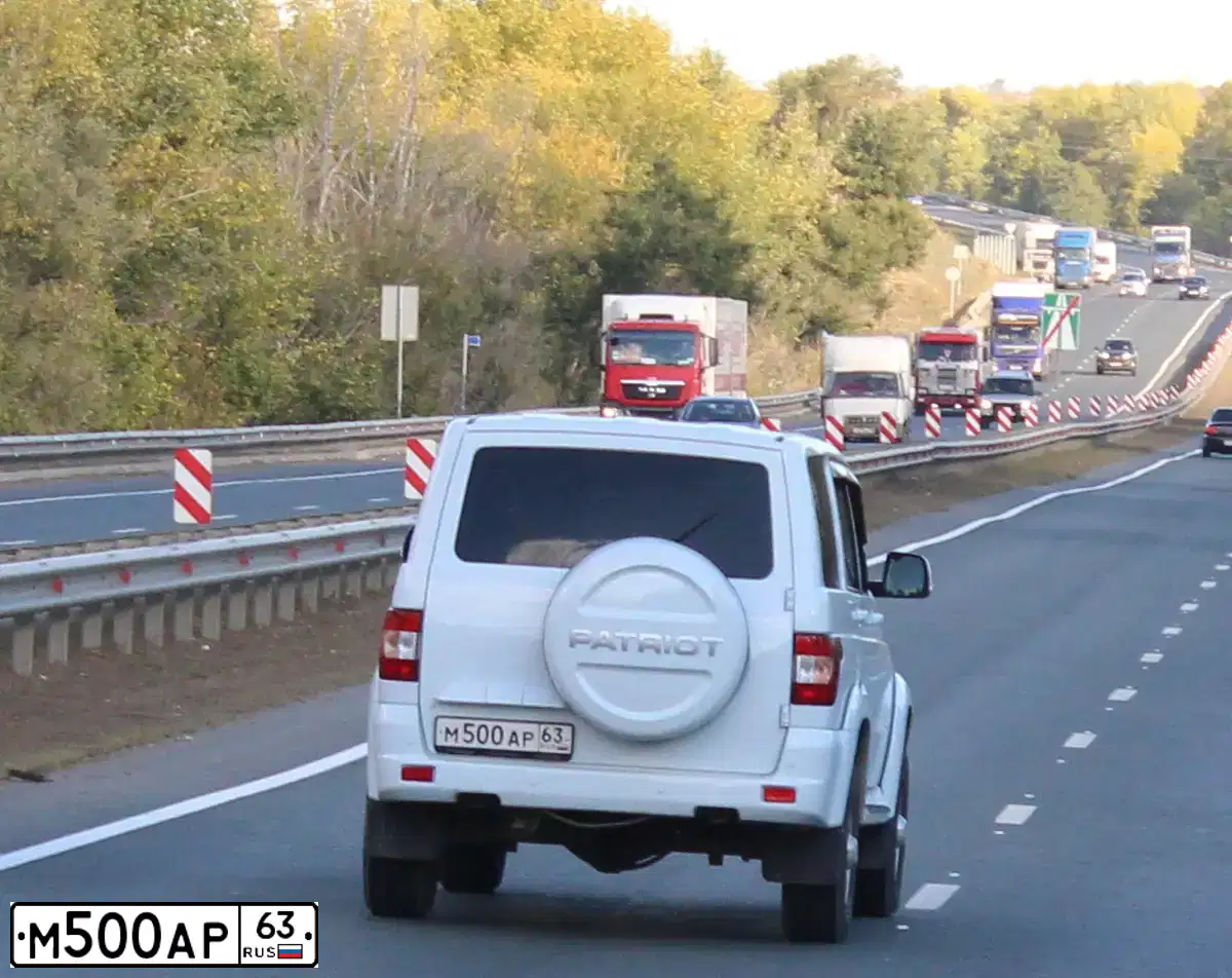 Фото автомобиля UAZ 3163 PATRIOT, 2015 — госномер М500АР63. Цвет: АРКТИКА