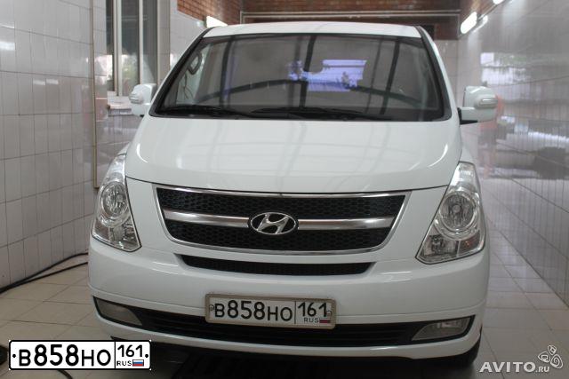 Фото автомобиля HYUNDAI GRAND STAREX, 2008 — госномер В858НО161. Цвет: БЕЛЫЙ