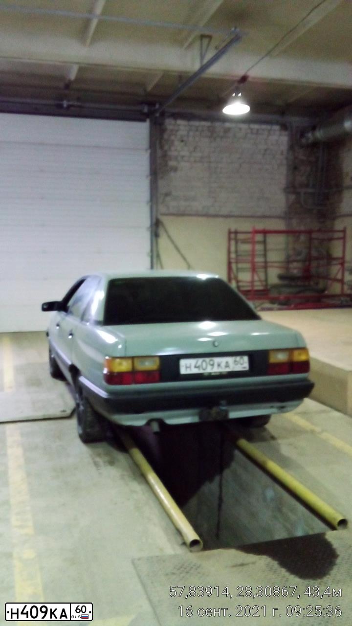 Фото автомобиля AUDI 100, 1986 — госномер Н409КА60. Цвет: СЕРЫЙ