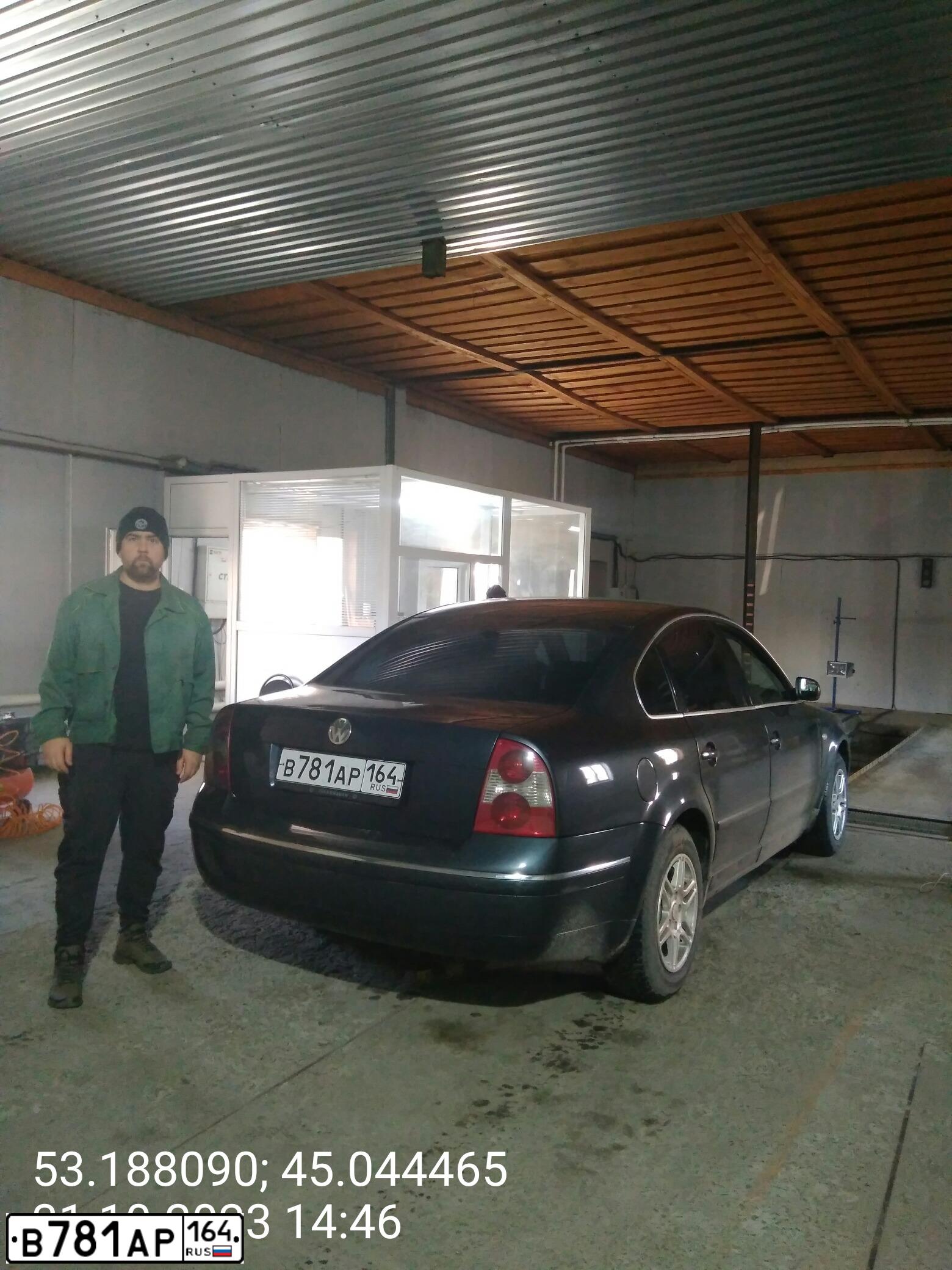 Фото автомобиля VOLKSWAGEN PASSAT, 2002 — госномер В781АР164. Цвет: ЧЕРНО-СЕРЫЙ