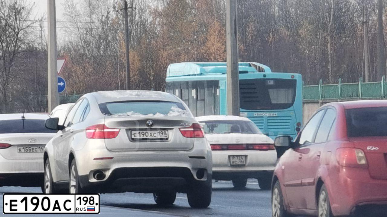Фото автомобиля BMW X6, 2010 — госномер Е190АС198. Цвет: СЕРЫЙ МЕТАЛЛИК
