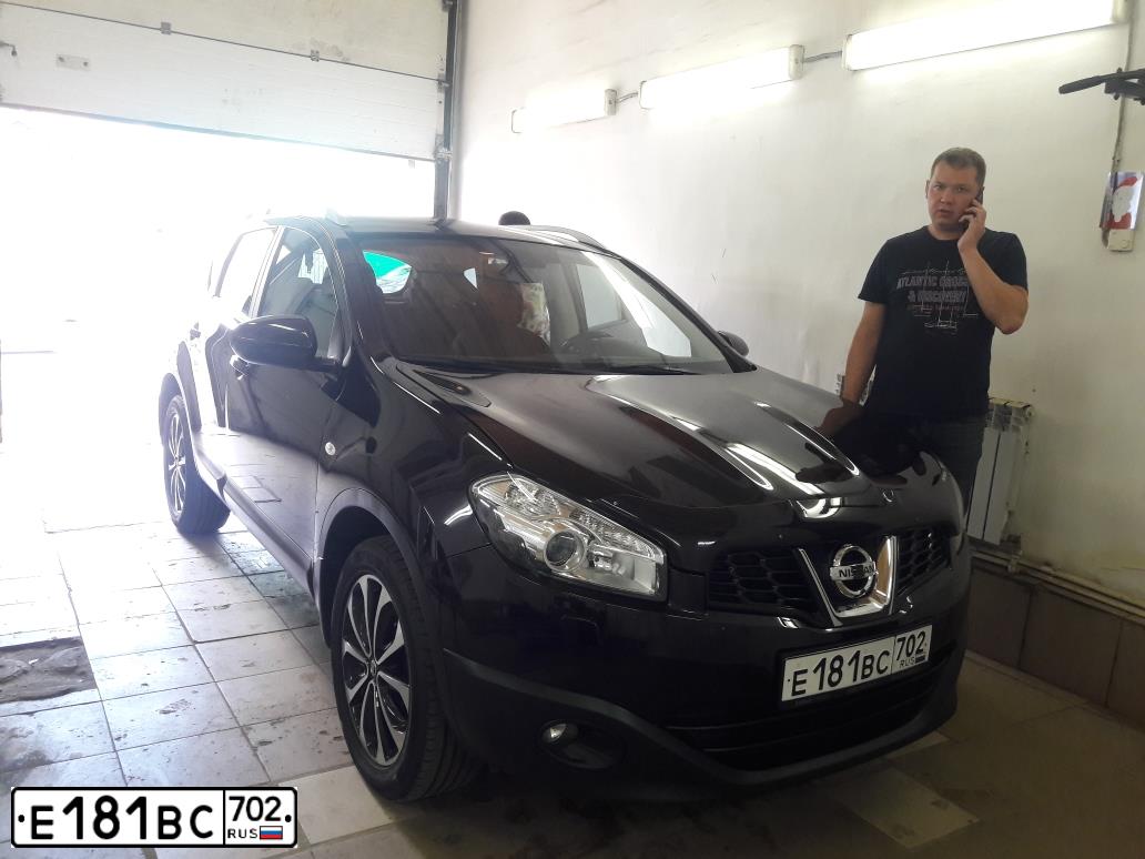 Фото автомобиля NISSAN QASHQAI, 2013 — госномер М963РА702. Цвет: ФИОЛЕТОВЫЙ