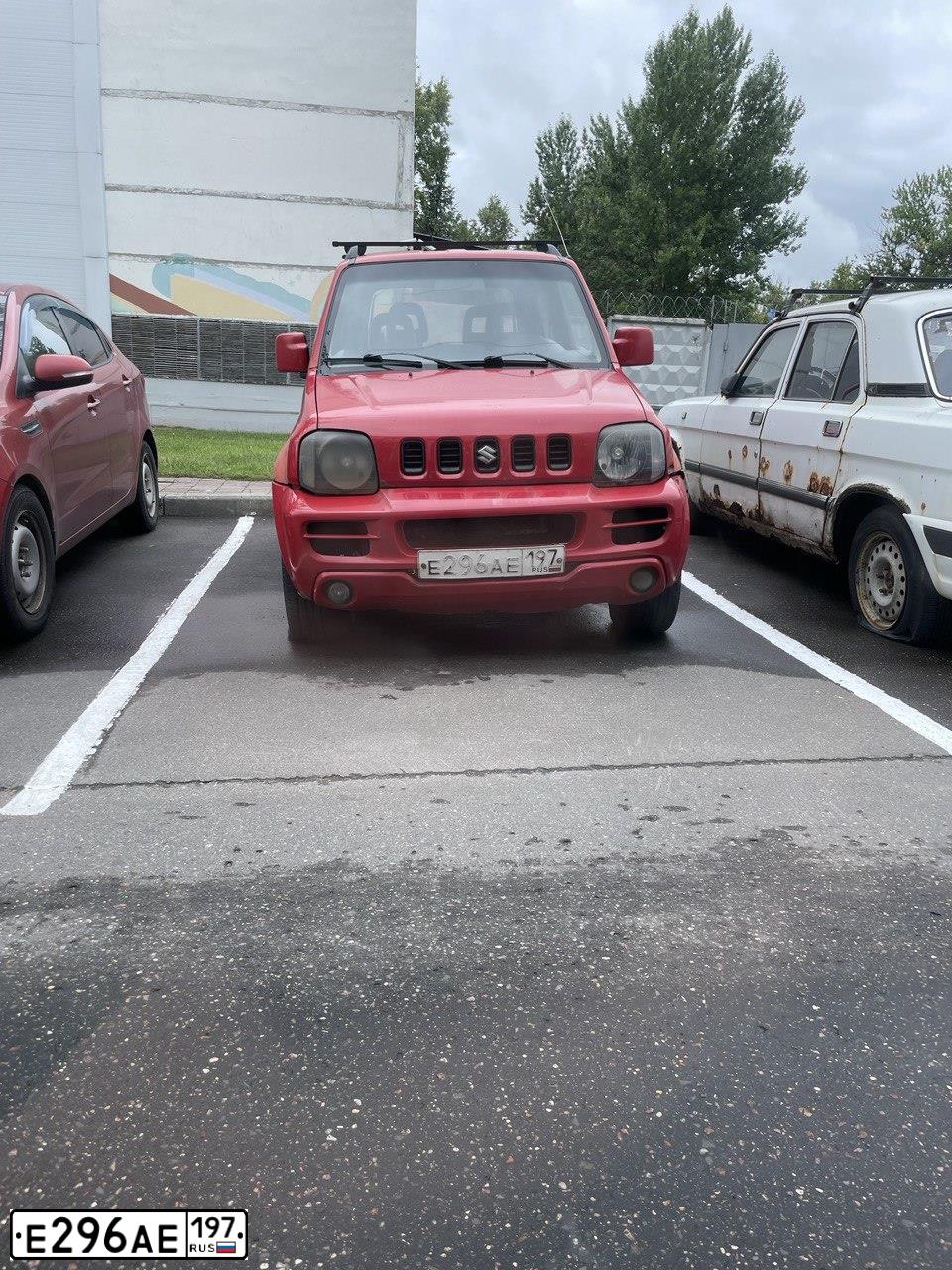 Фото автомобиля SUZUKI JIMNY, 2007 — госномер Е296АЕ197. Цвет: КРАСНЫЙ