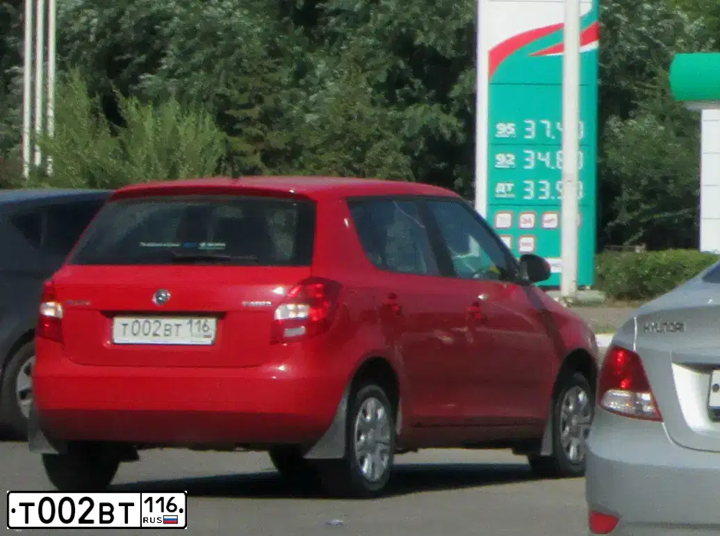 Фото автомобиля SKODA FABIA, 2013 — госномер Т002ВТ116. Цвет: Красный