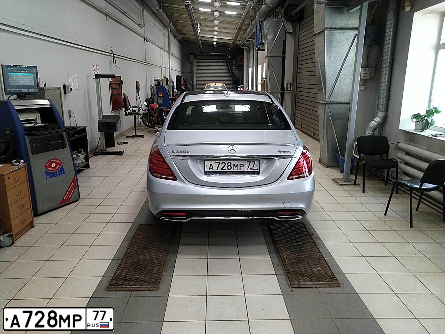 Фото автомобиля MERCEDES E-KLASSE, 2002 — госномер В704ЕХ799. Цвет: СЕРЕБРИСТЫЙ