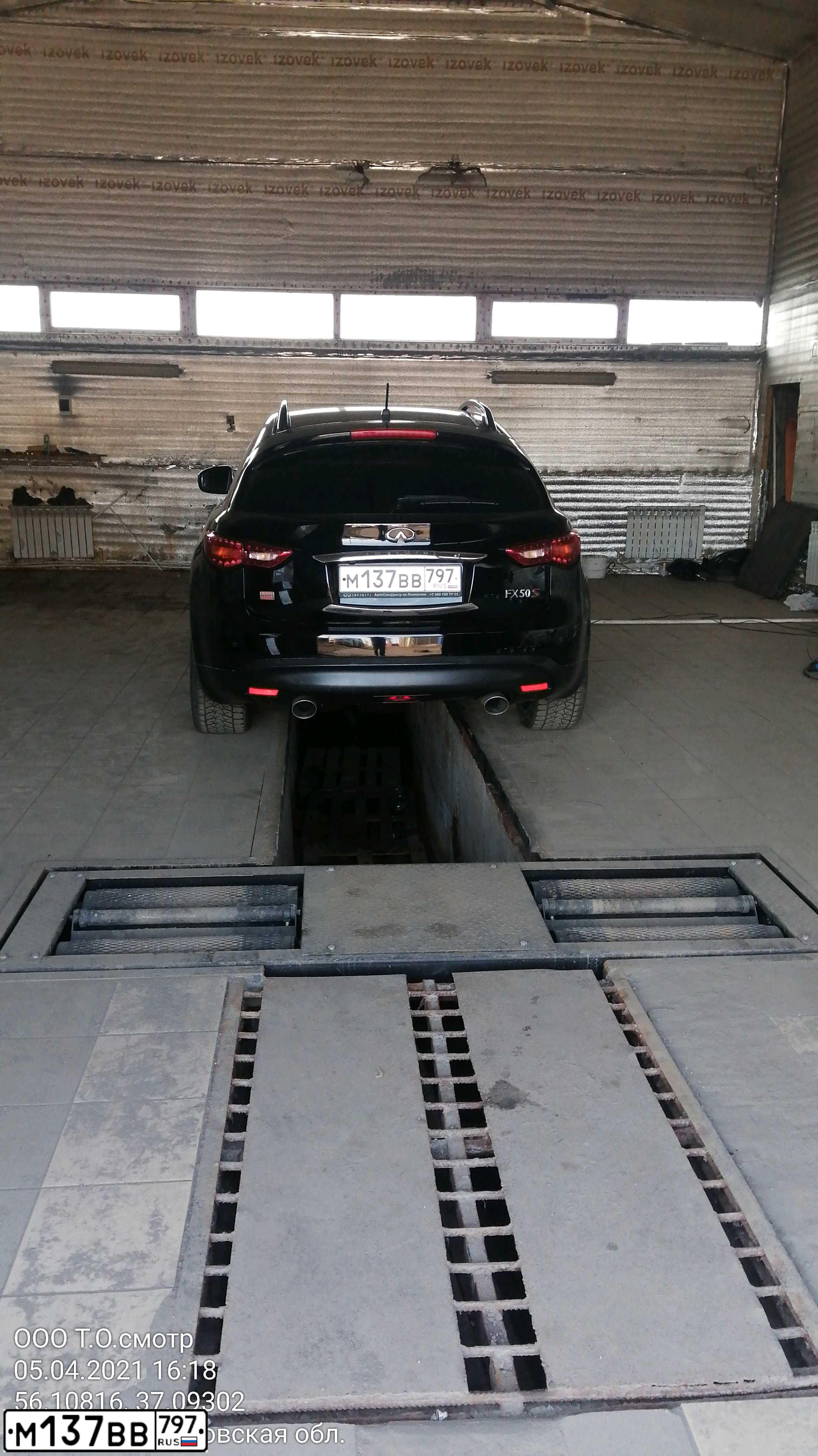 Фото автомобиля INFINITI QX70 /FX/, 2010 — госномер М137ВВ797. Цвет: ЧЕРНЫЙ