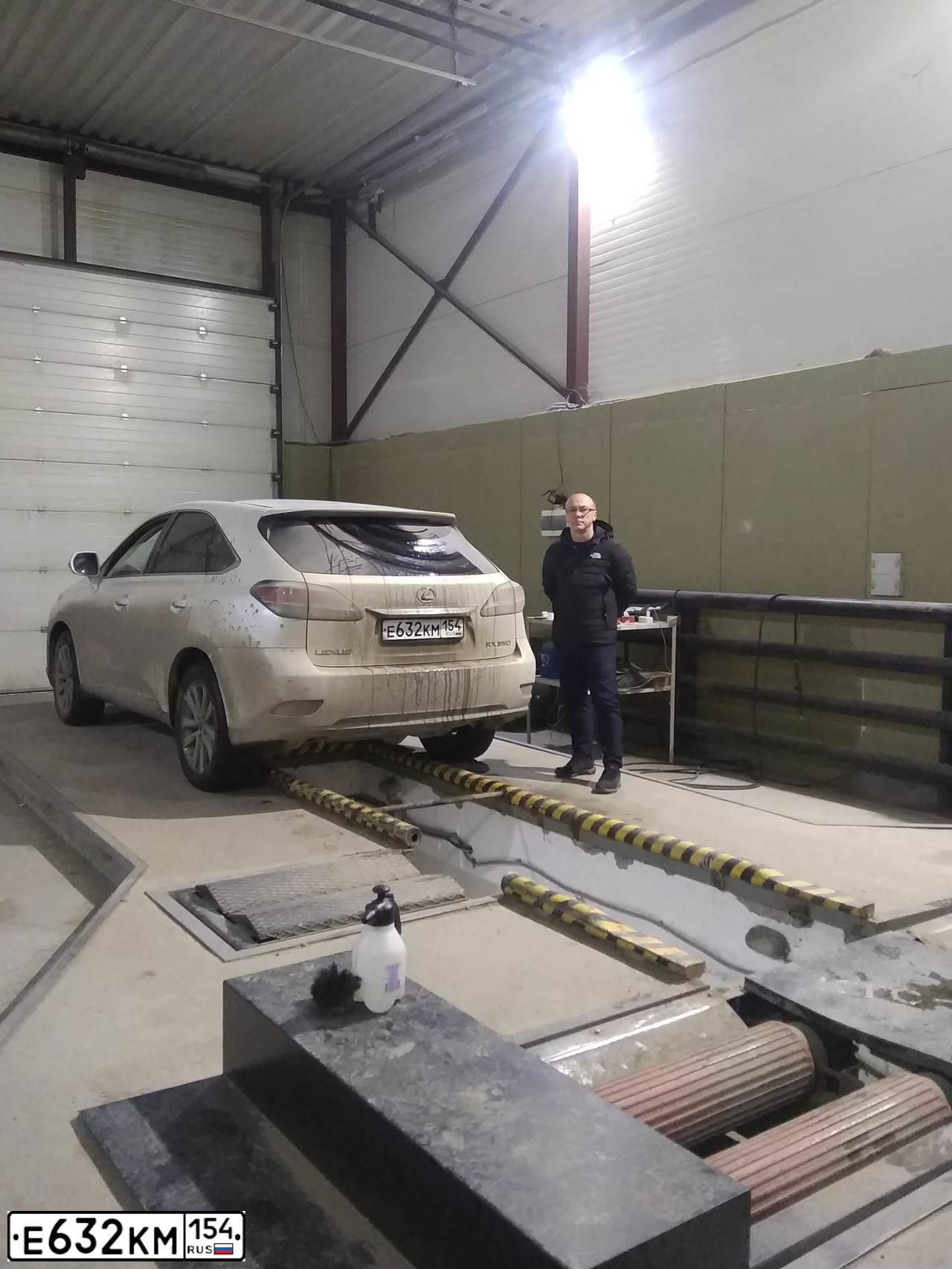 Фото автомобиля LEXUS RX, 2015 — госномер Р071АН154. Цвет: Белый