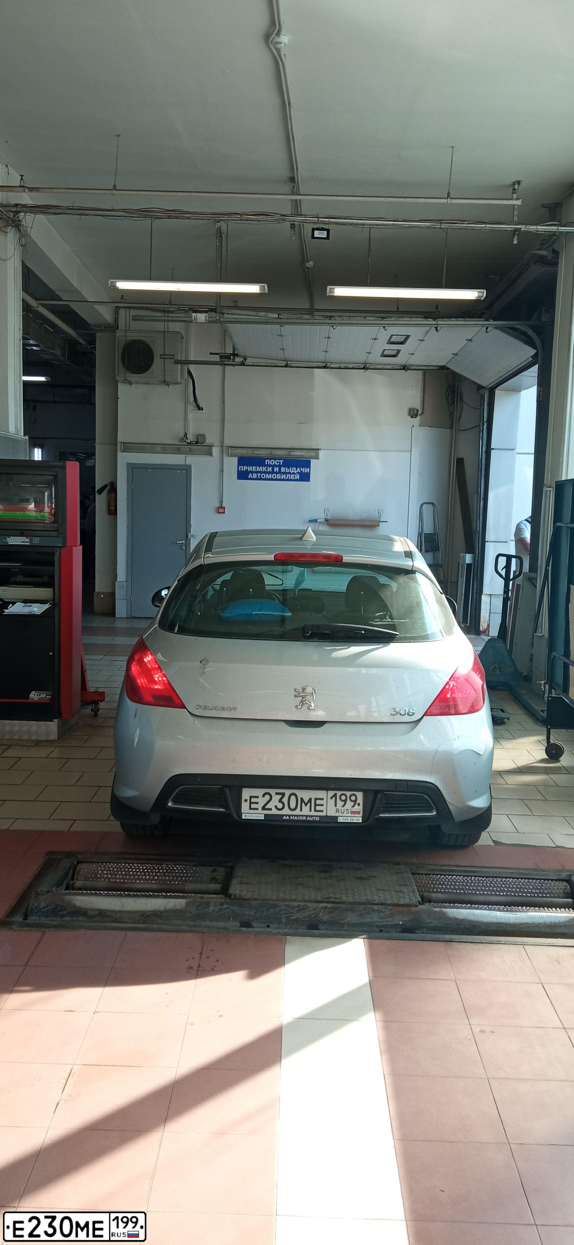 Фото автомобиля PEUGEOT 308, 2008 — госномер Е230МЕ199. Цвет: СЕРЕБРИСТЫЙ