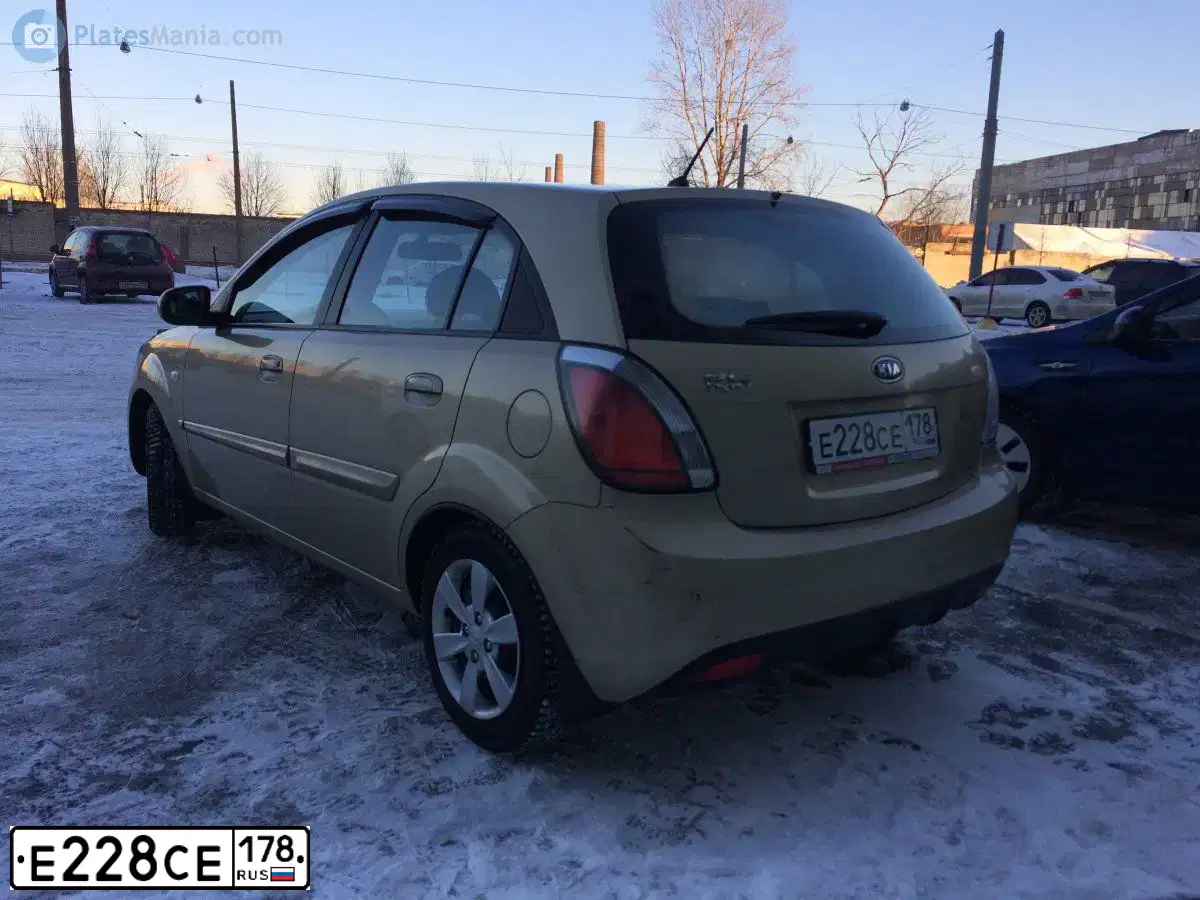 Фото автомобиля KIA RIO, 2011 — госномер С967СУ89. Цвет: Коричневый