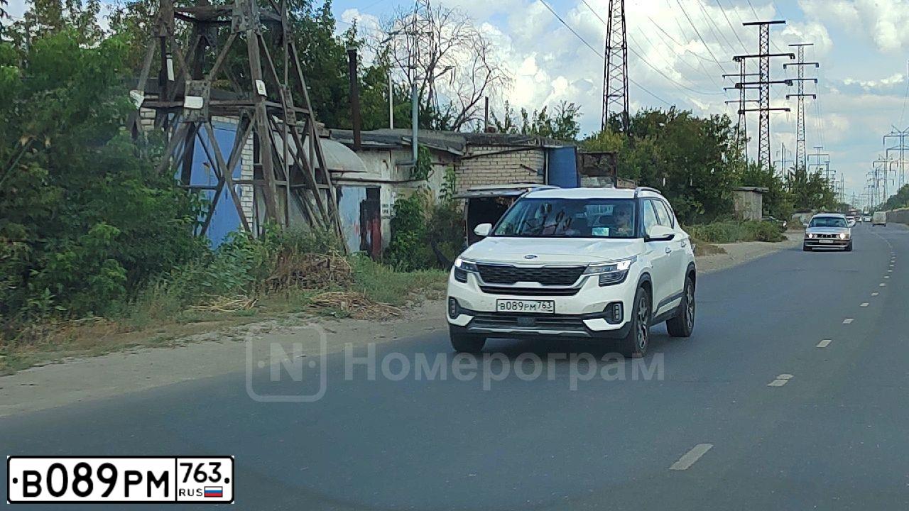 Фото автомобиля KIA SELTOS, 2020 — госномер В089РМ763. Цвет: БЕЛЫЙ