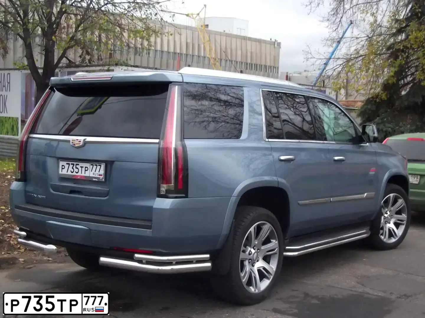 Фото автомобиля CADILLAC ESCALADE, 2016 — госномер К394ЕС797. Цвет: СВЕТЛО-СЕРЫЙ