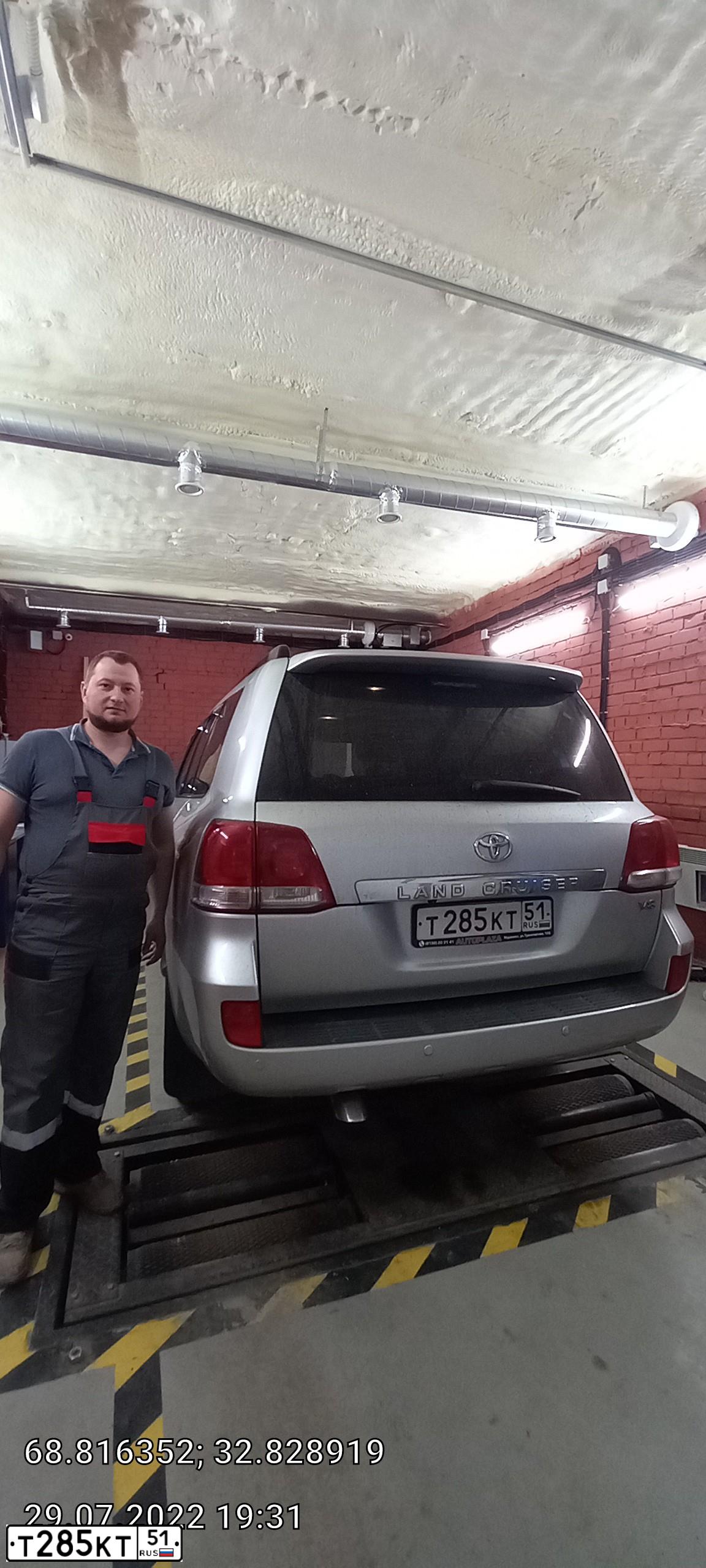 Фото автомобиля TOYOTA LAND CRUISER, 2010 — госномер У186АТ550. Цвет: СЕРЕБРИСТЫЙ