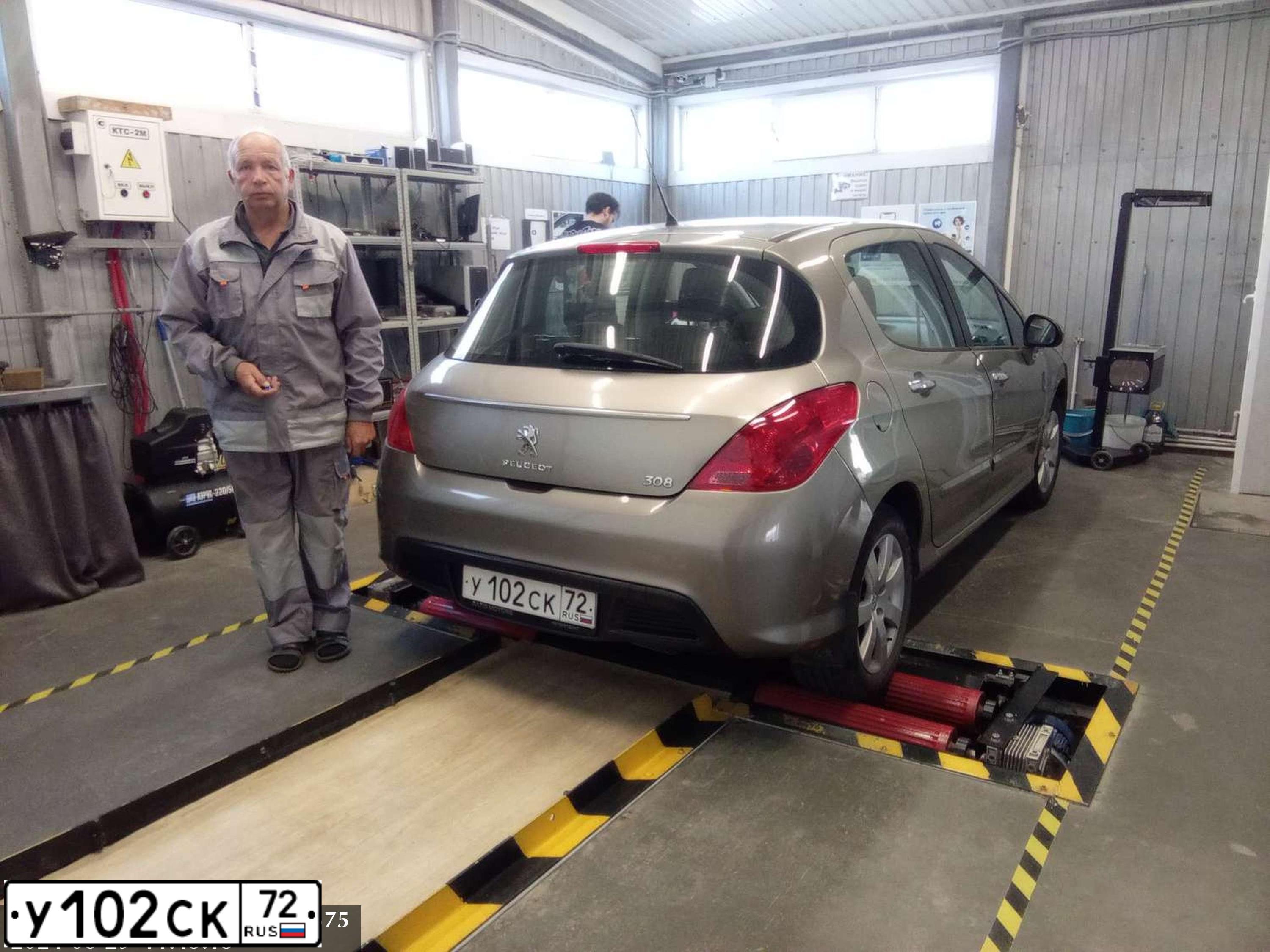 Фото автомобиля PEUGEOT 308, 2011 — госномер У102СК72. Цвет: СЕРО-БЕЖЕВЫЙ