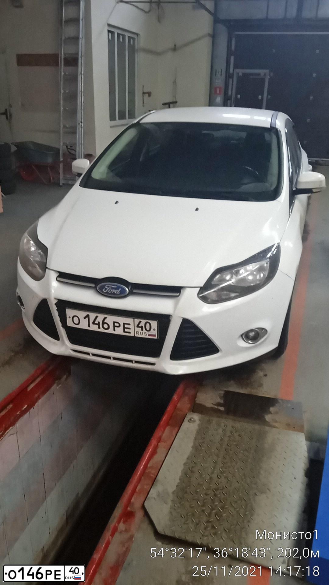 Фото автомобиля FORD FOCUS, 2011 — госномер Р664КО40. Цвет: Белый