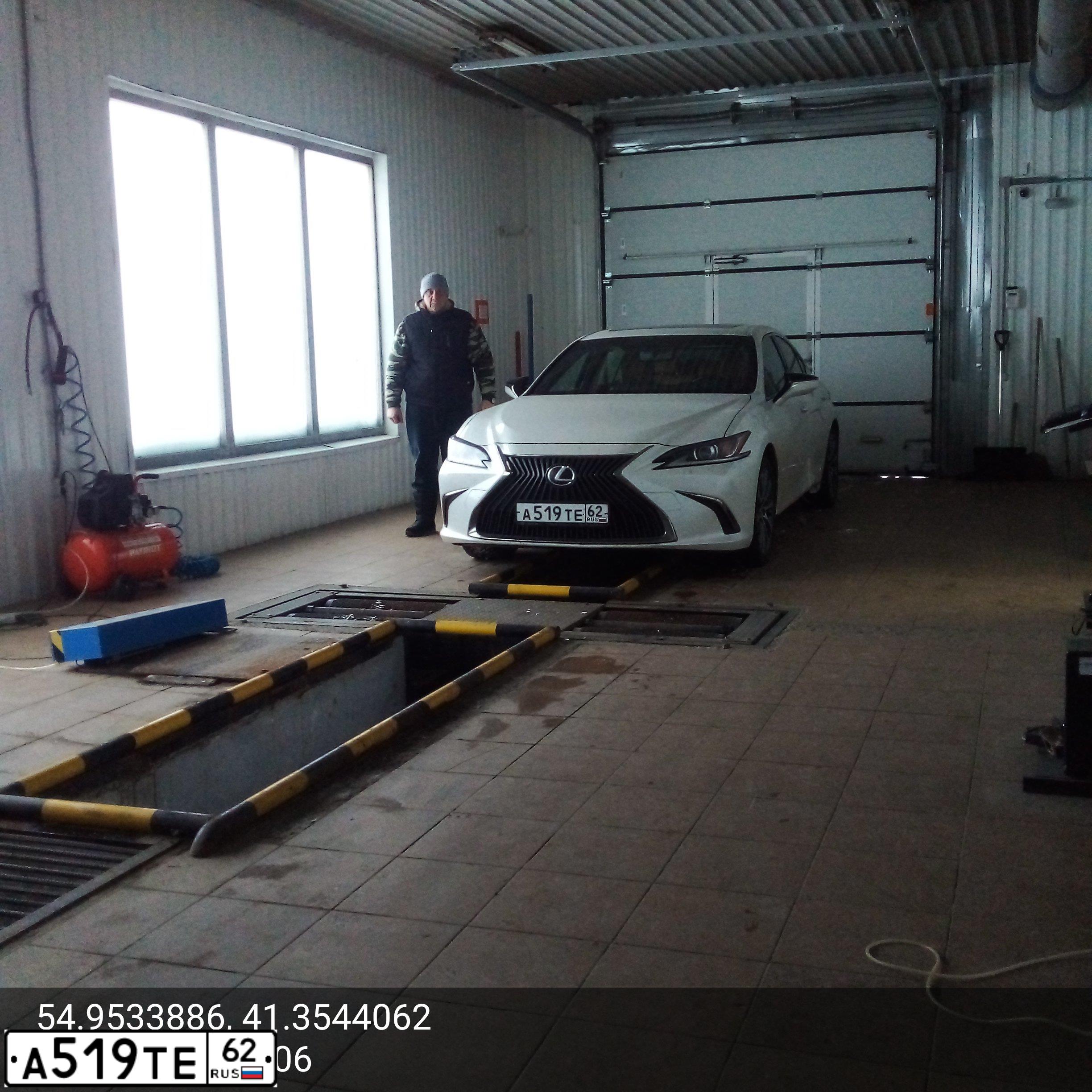 Фото автомобиля LEXUS ES, 2019 — госномер А519ТЕ62. Цвет: Белый