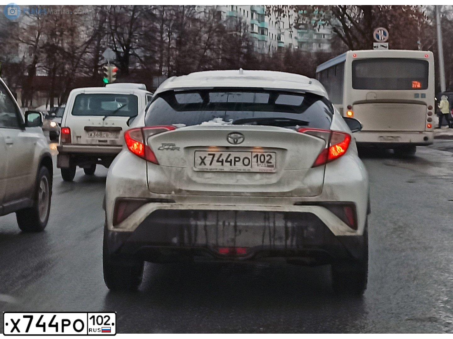Фото автомобиля TOYOTA C-HR, 2018 — госномер Т975НТ138. Цвет: Белый