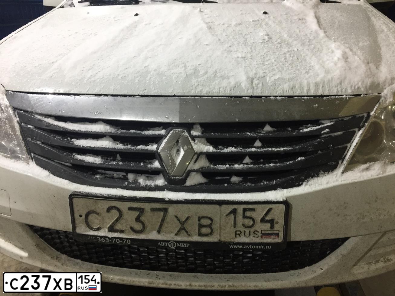 Фото автомобиля RENAULT LOGAN, 2013 — госномер В414ВК977. Цвет: Белый