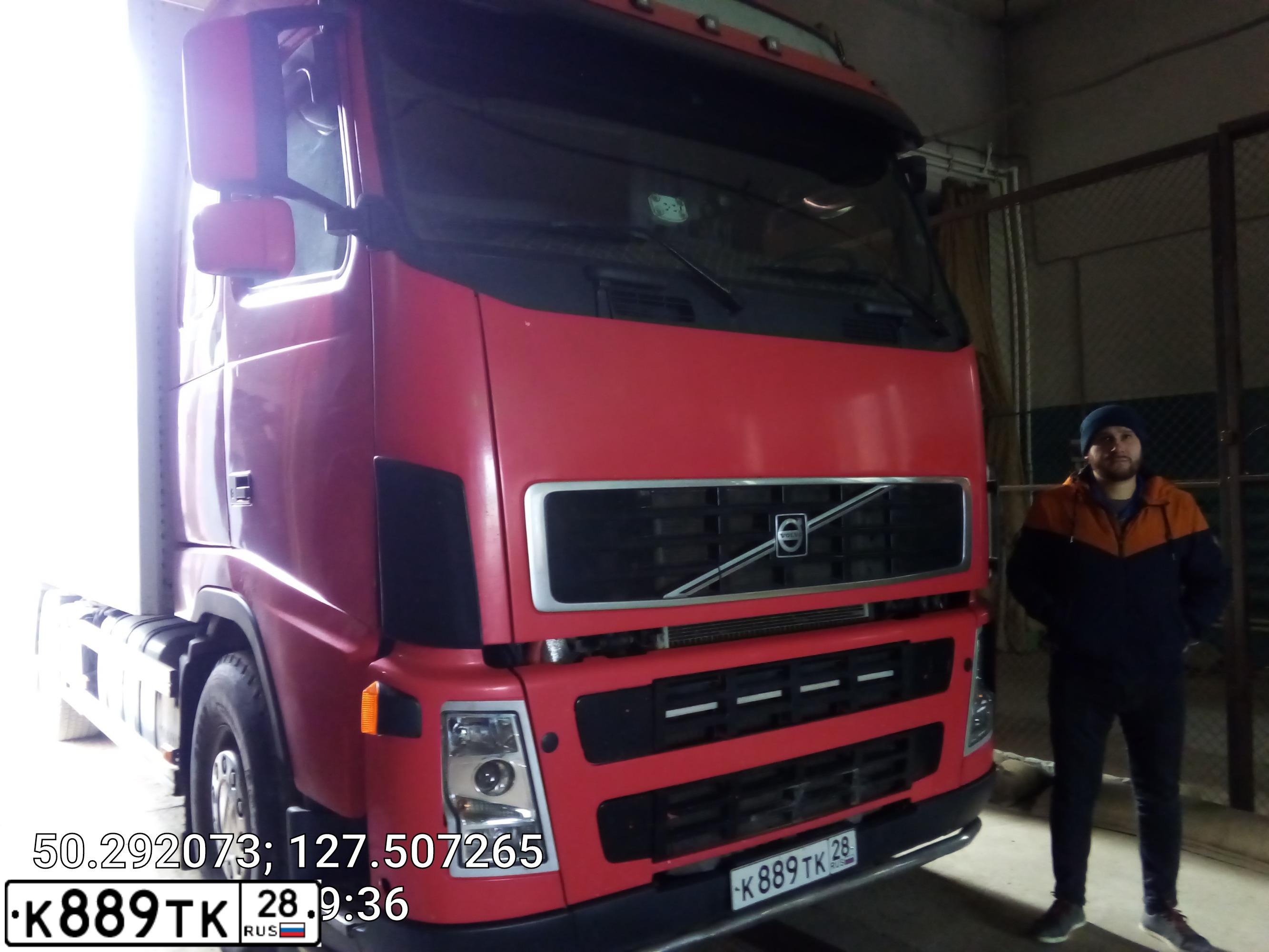 Фото автомобиля VOLVO SERIE FH /6X2/, 2002 — госномер К889ТК28. Цвет: Красный