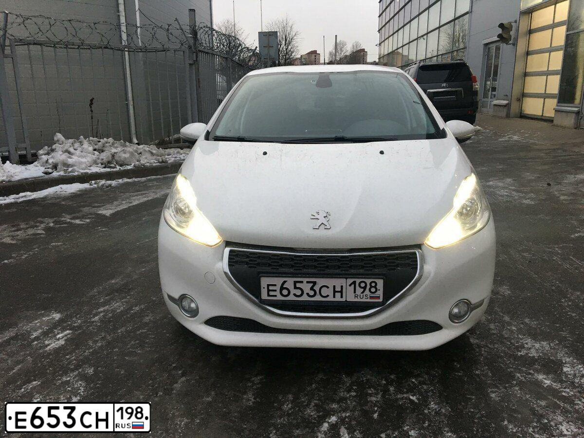 Фото автомобиля PEUGEOT 208, 2013 — госномер Н800ВХ178. Цвет: Белый