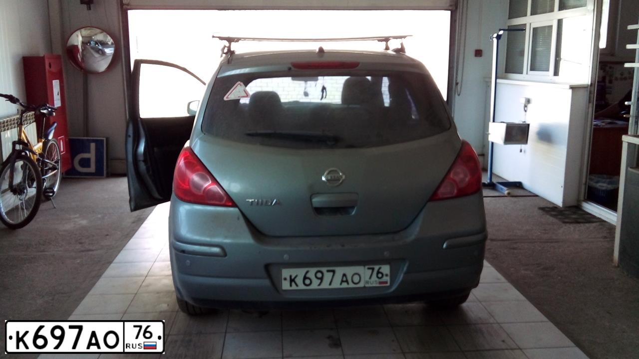 Фото автомобиля NISSAN TIIDA, 2010 — госномер С100НМ76. Цвет: Серый