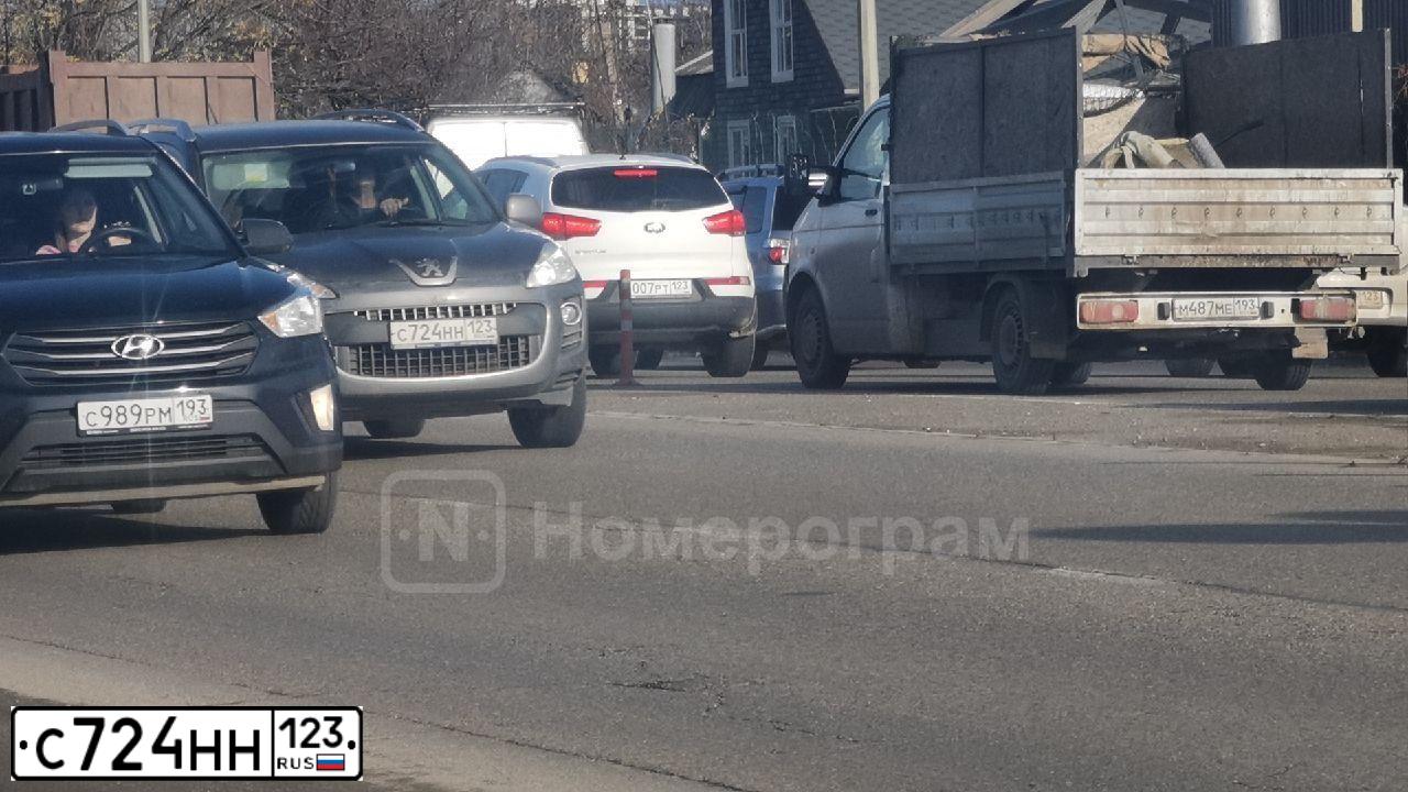 Фото автомобиля PEUGEOT 4007, 2012 — госномер С724НН123. Цвет: СЕРЫЙ