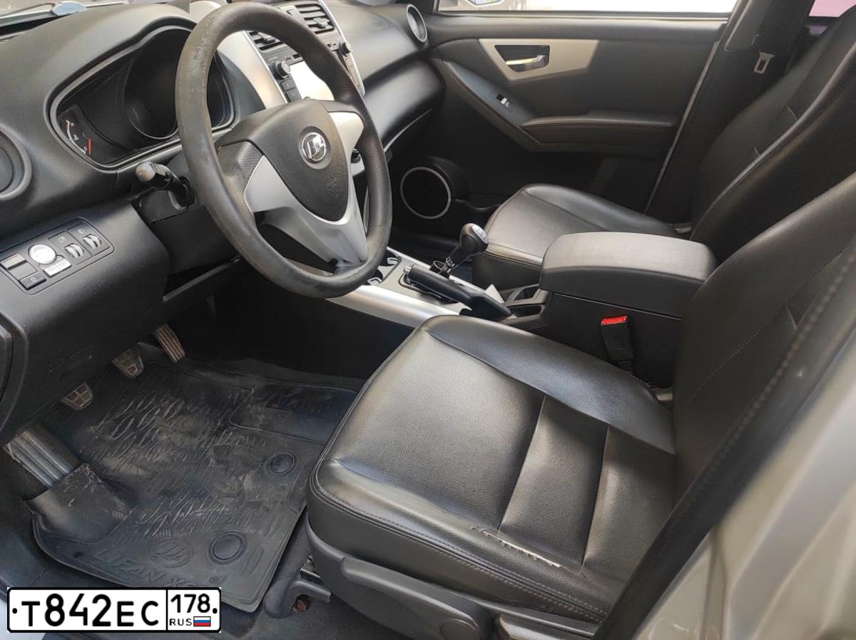 Фото автомобиля LIFAN X 60, 2014 — госномер С402НР30. Цвет: СЕРЕБРО