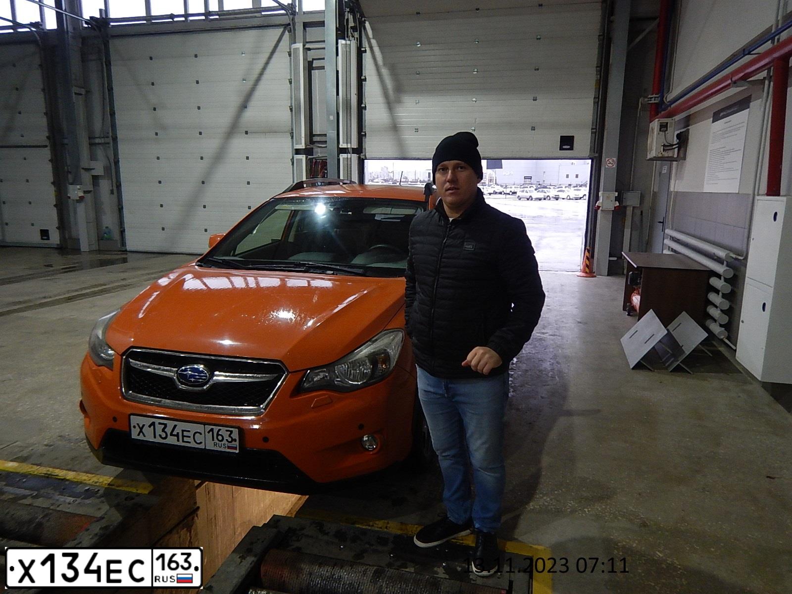Фото автомобиля SUBARU IMPREZA, 2015 — госномер Х134ЕС163. Цвет: ОРАНЖЕВЫЙ