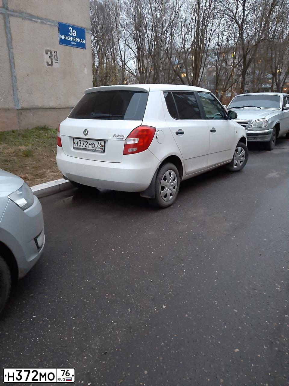 Фото автомобиля SKODA FABIA, 2011 — госномер Н372МО76. Цвет: БЕЛЫЙ