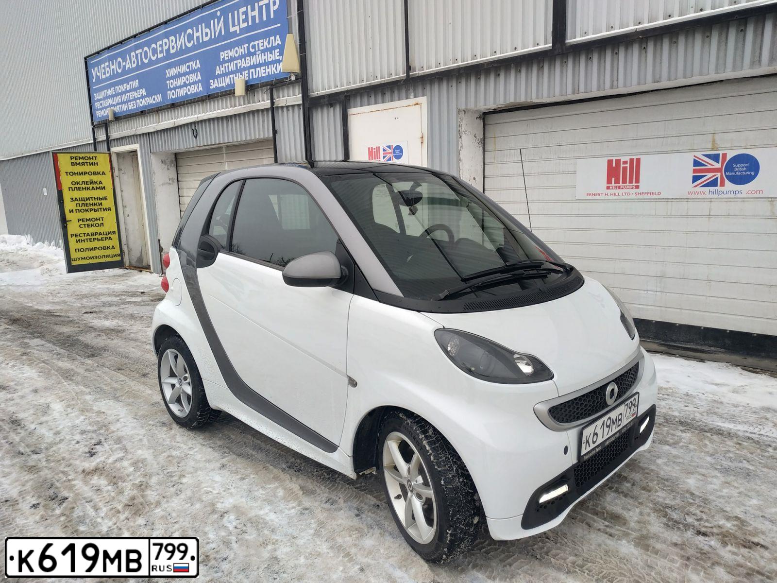 Фото автомобиля SMART FORTWO, 2015 — госномер К619МВ799. Цвет: Белый