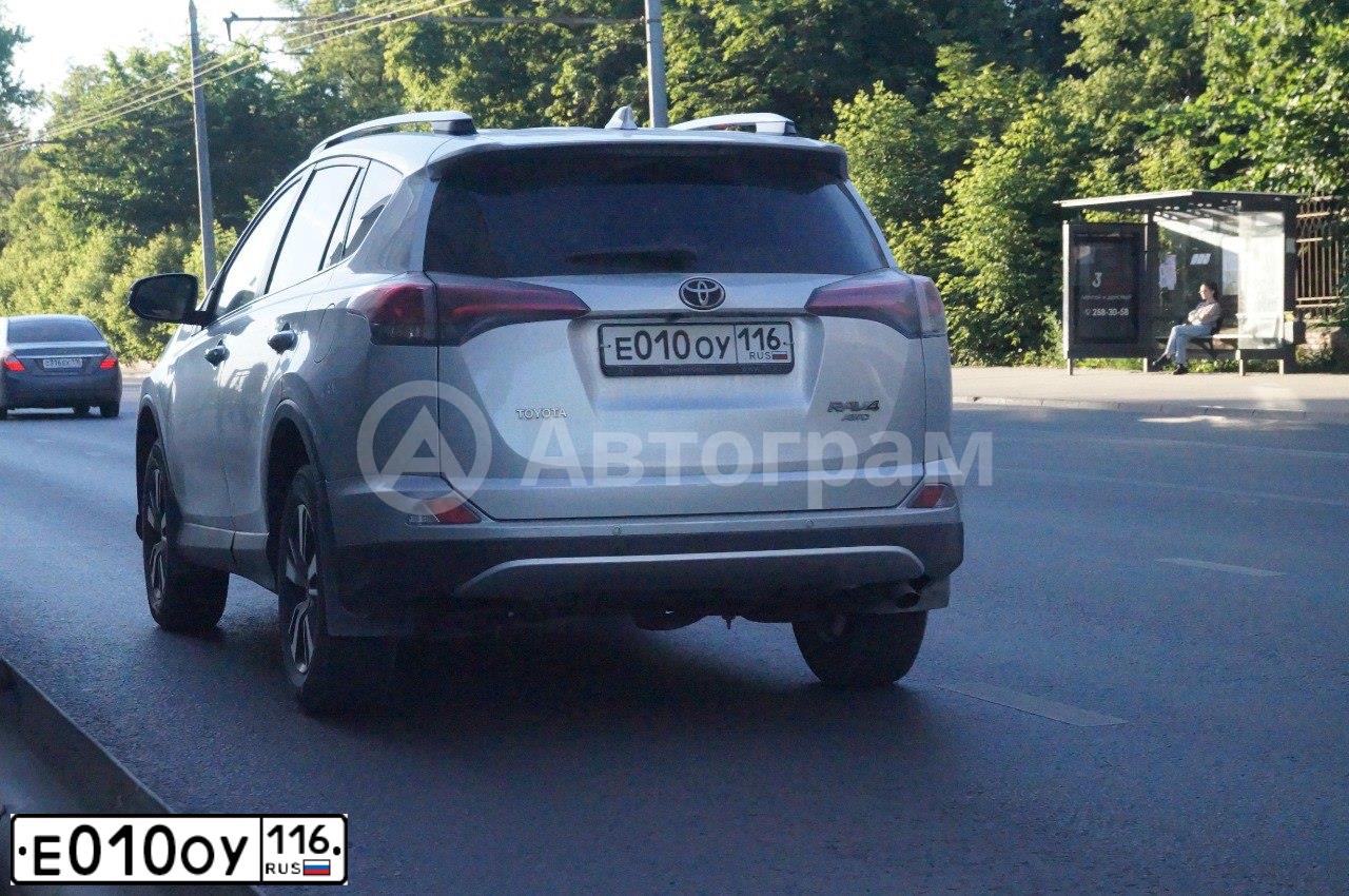 Фото автомобиля TOYOTA RAV4, 2015 — госномер Р537АЕ716. Цвет: Серебристый