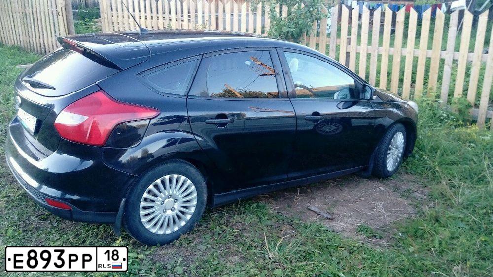 Фото автомобиля FORD FOCUS, 2014 — госномер Е893РР18. Цвет: ЧЕРНЫЙ