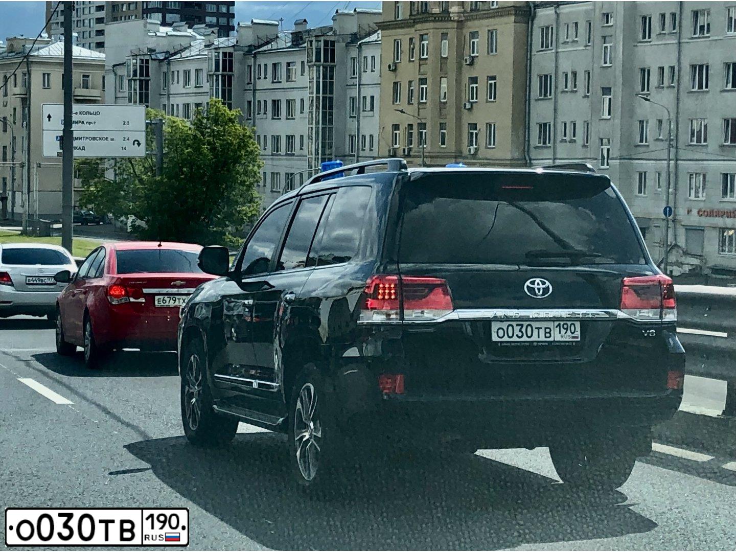 Фото автомобиля VOLKSWAGEN CRAFTER, 2012 — госномер О030ТВ190. Цвет: БЕЛЫЙ