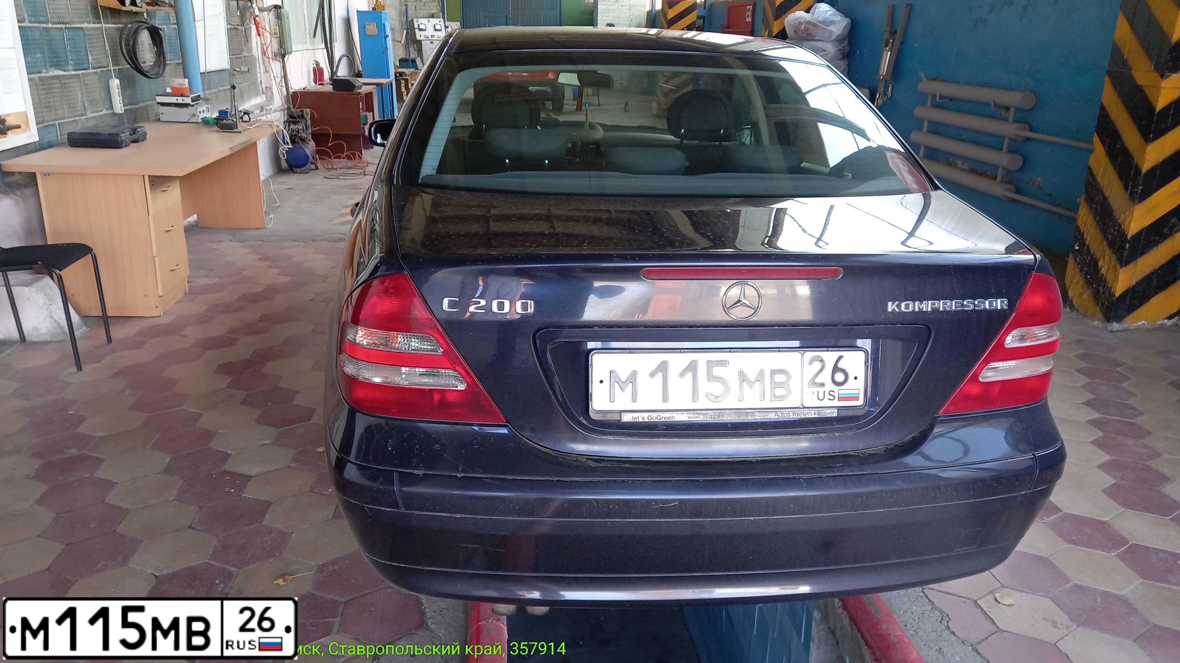Фото автомобиля MERCEDES C-KLASSE, 2003 — госномер М115МВ26. Цвет: ТЕМНО  СИНИЙ