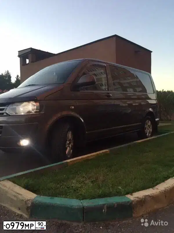 Фото автомобиля VOLKSWAGEN MULTIVAN, 2016 — госномер К044ОР799. Цвет: Коричневый