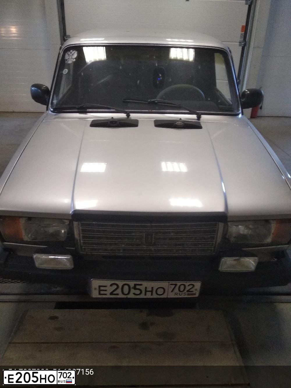 Фото автомобиля LADA 2107, 2011 — госномер Е205НО702. Цвет: Серебристый
