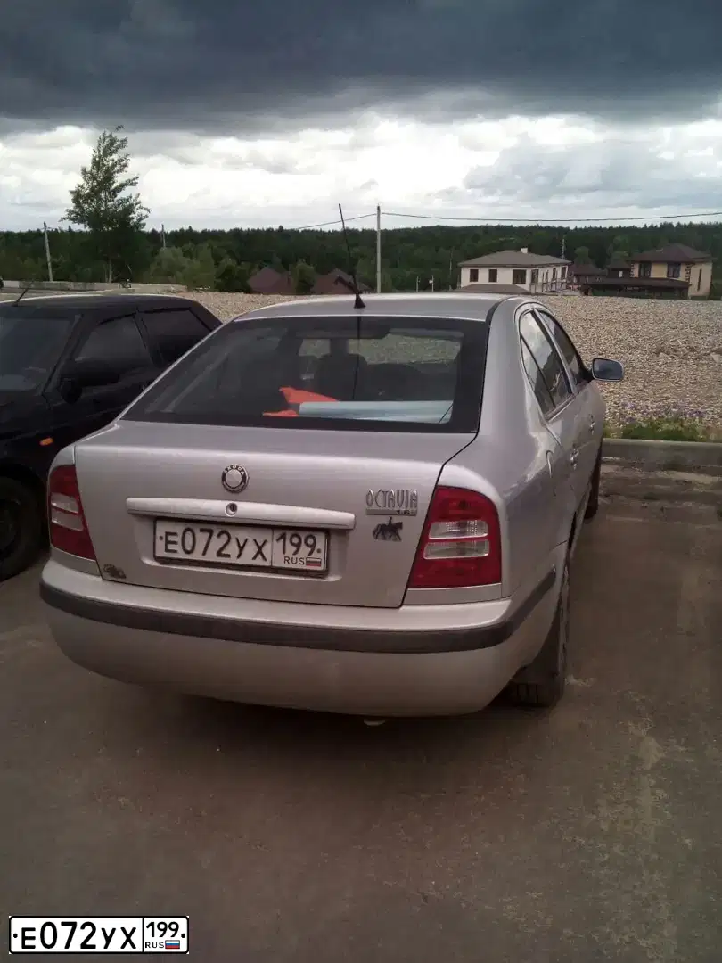 Фото автомобиля SKODA OCTAVIA, 2003 — госномер Е072УХ199. Цвет: БЕЛЫЙ (СЕРЕБРИСТЫЙ)