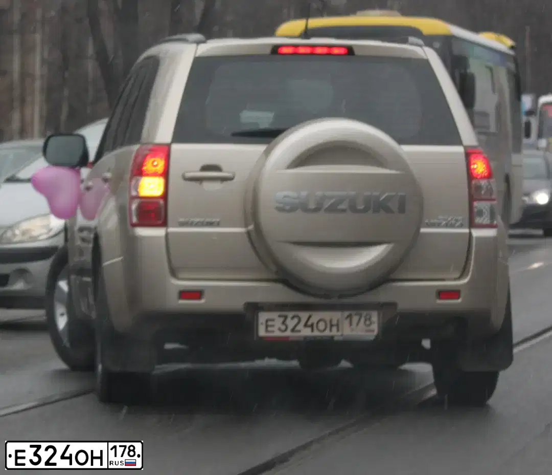 Фото автомобиля SUZUKI /GRAND/ VITARA, 2010 — госномер Е324ОН178. Цвет: БЕЖЕВЫЙ