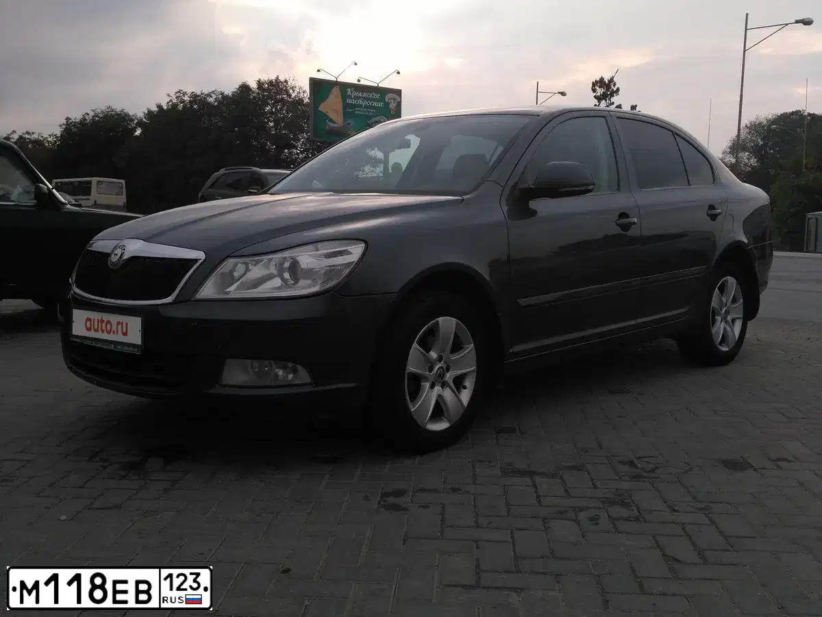 Фото автомобиля SKODA OCTAVIA, 2009 — госномер Е808ХА82. Цвет: ТЕМНО-СЕРЫЙ