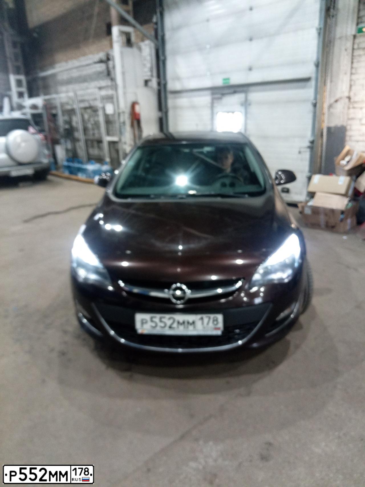 Фото автомобиля OPEL ASTRA, 2013 — госномер Р552ММ178. Цвет: КОРИЧНЕВЫЙ МЕТАЛЛИК