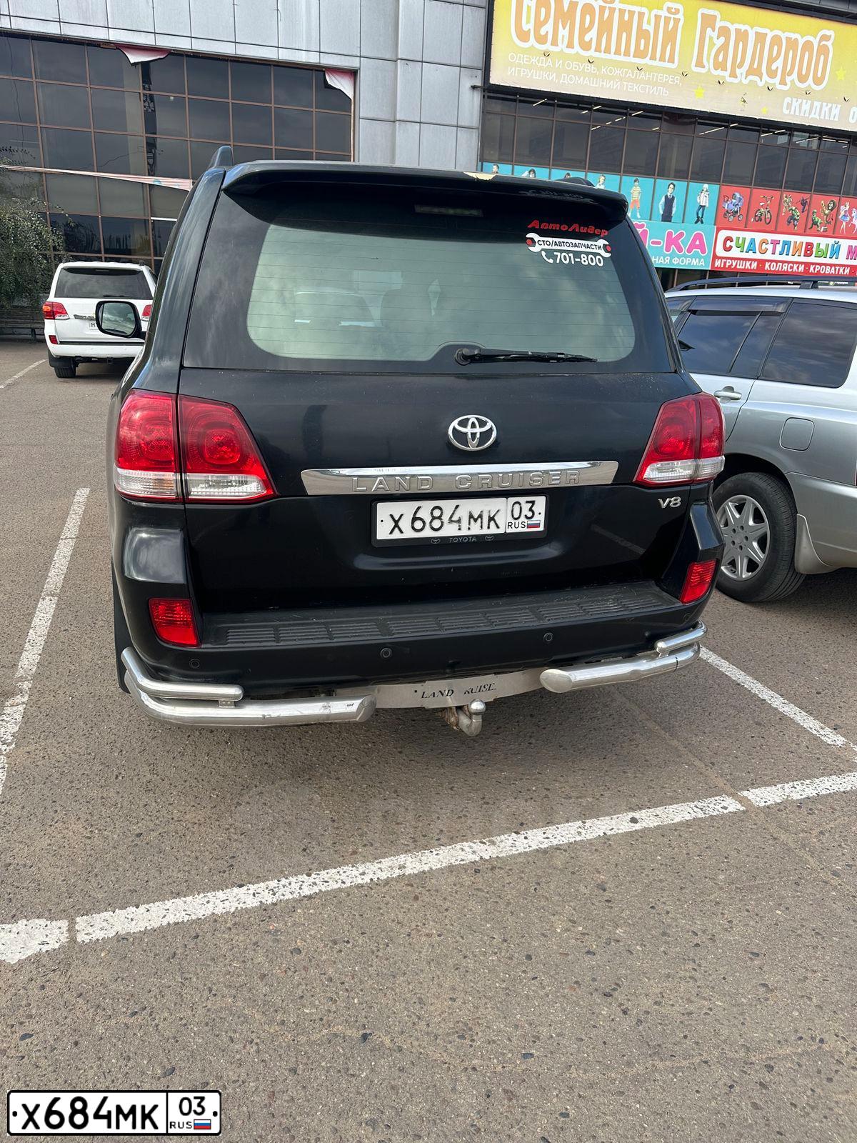 Фото автомобиля TOYOTA LANDCRUISER 200, 2010 — госномер Е007КХ77. Цвет: ЧЕРНЫЙ