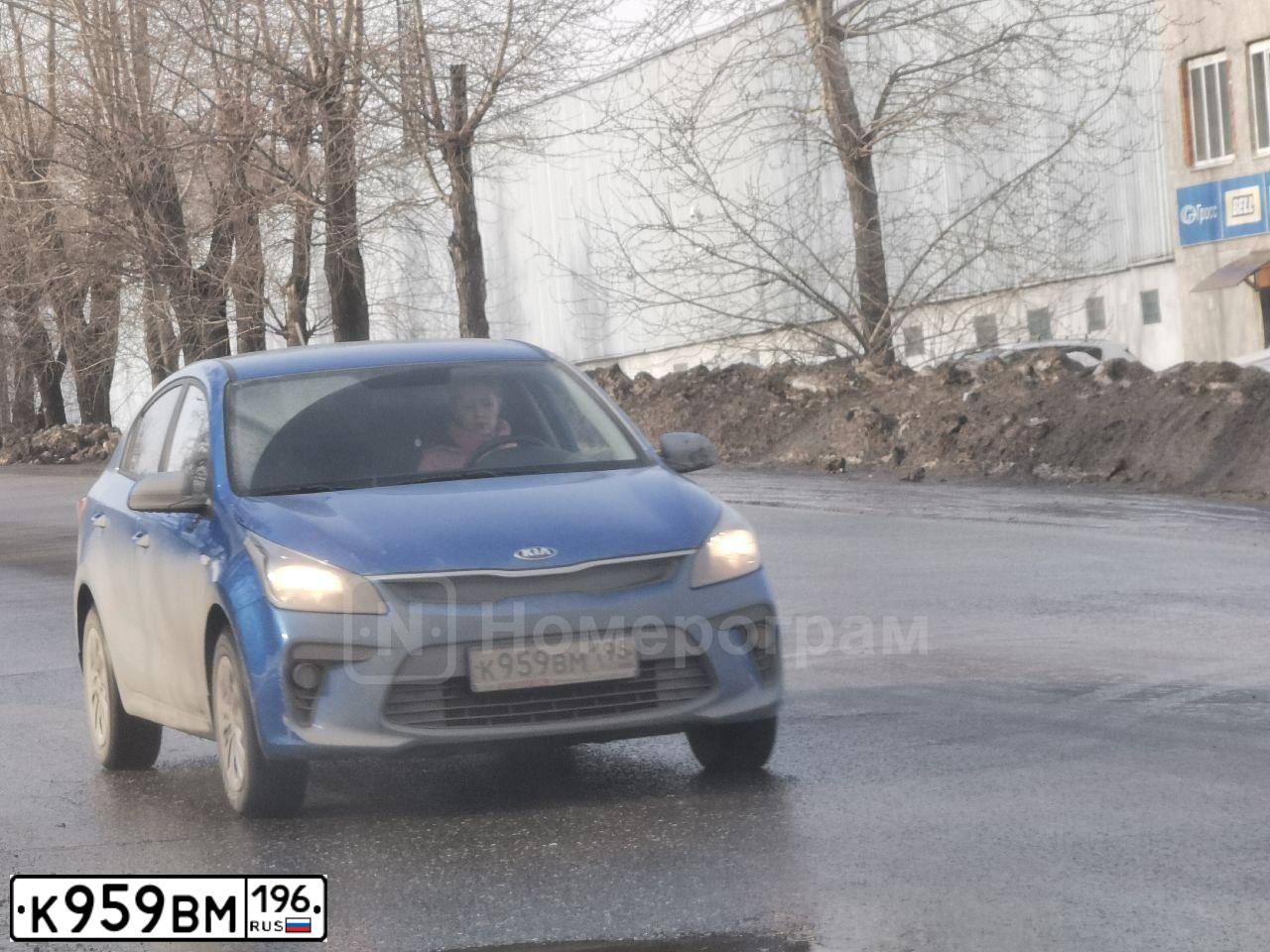 Фото автомобиля KIA RIO, 2017 — госномер К959ВМ196. Цвет: синий