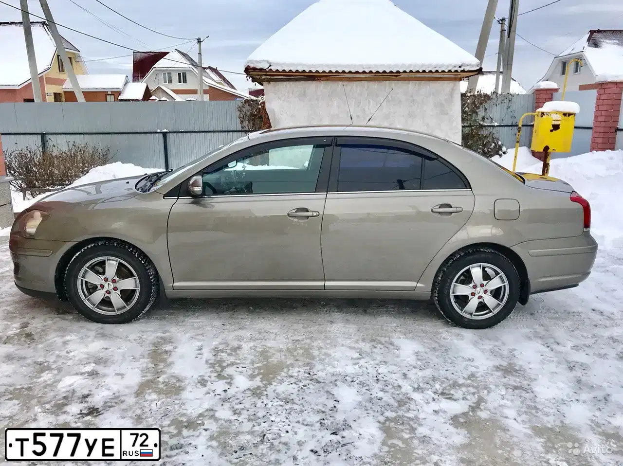 Фото автомобиля TOYOTA AVENSIS, 2006 — госномер Т577УЕ72. Цвет: БЕЖЕВЫЙ
