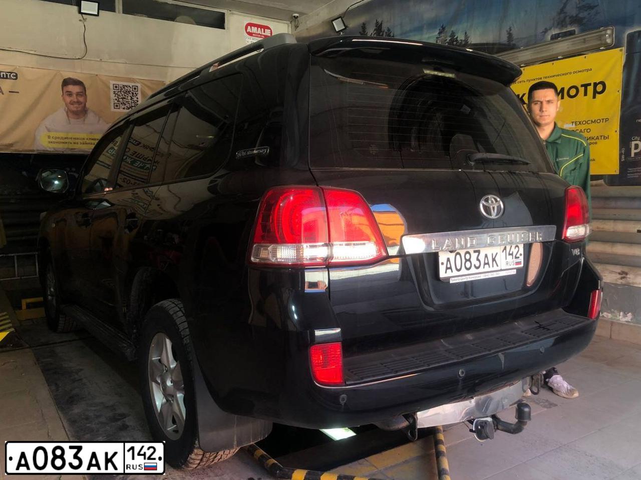Фото автомобиля TOYOTA LANDCRUISER 200, 2011 — госномер М563УВ154. Цвет: ЧЕРНЫЙ