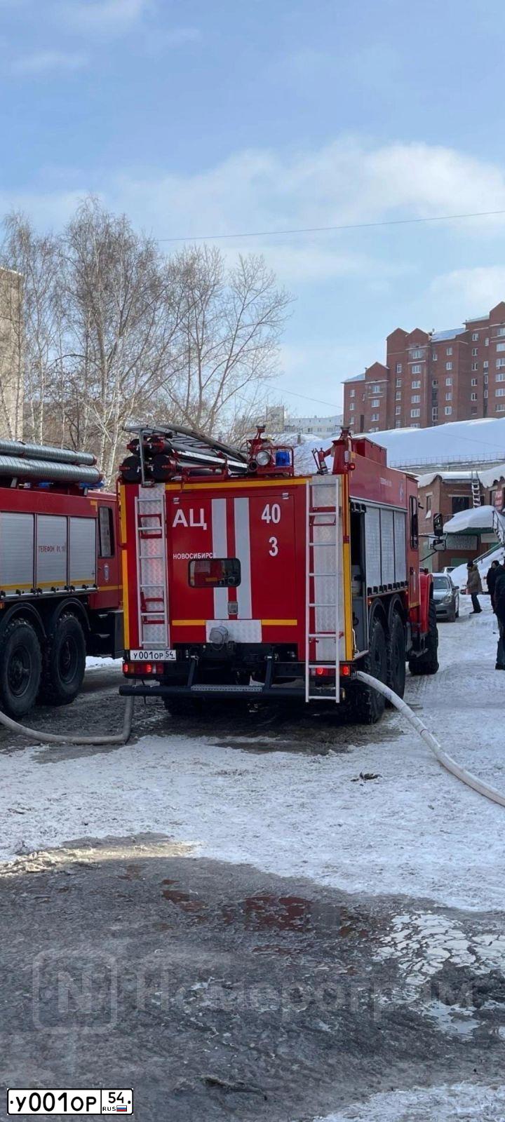 Фото автомобиля URAL 5557 /6X6/, 2009 — госномер У001ОР54. Цвет: ЦВ СХ А6 ПО ГОСТ Р 50574-2019